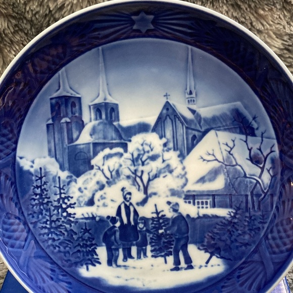 Royal Copenhagen Blue Winter Scene Plate - Picture 2 of 16